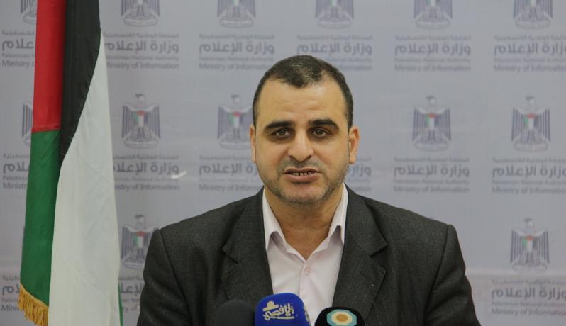 علاء الدين البطة رئيس اللجنة الحكومية لكسر الحصار خلال المؤتمر الصحفي