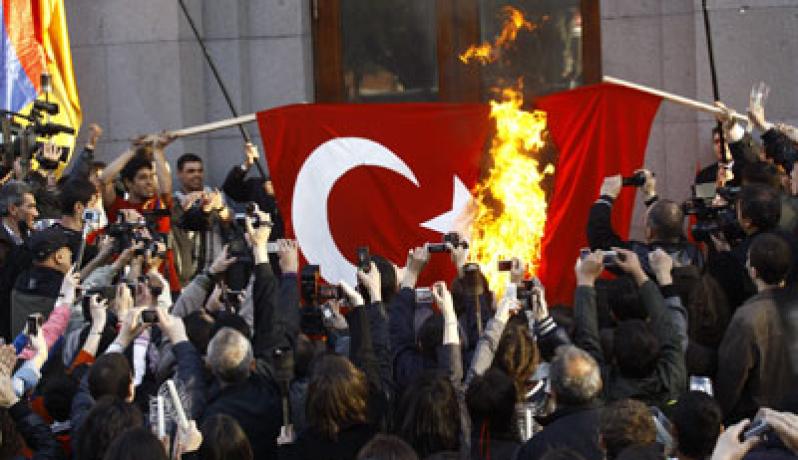 حرق العلم التركي  (صورة من الارشيف)