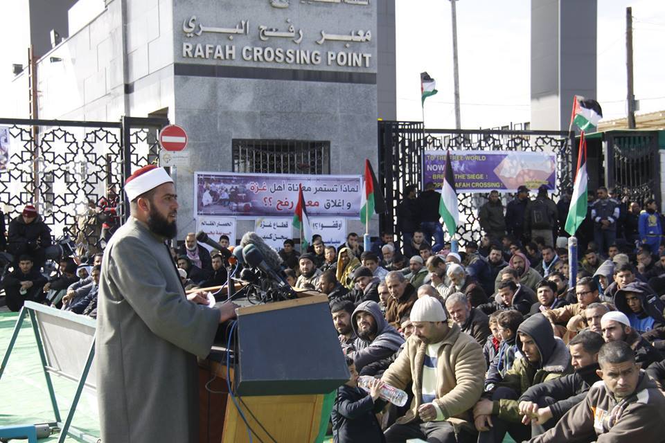 الرسالة نت - مئات المواطنين يؤدون صلاة الجمعة أمام معبر رفح