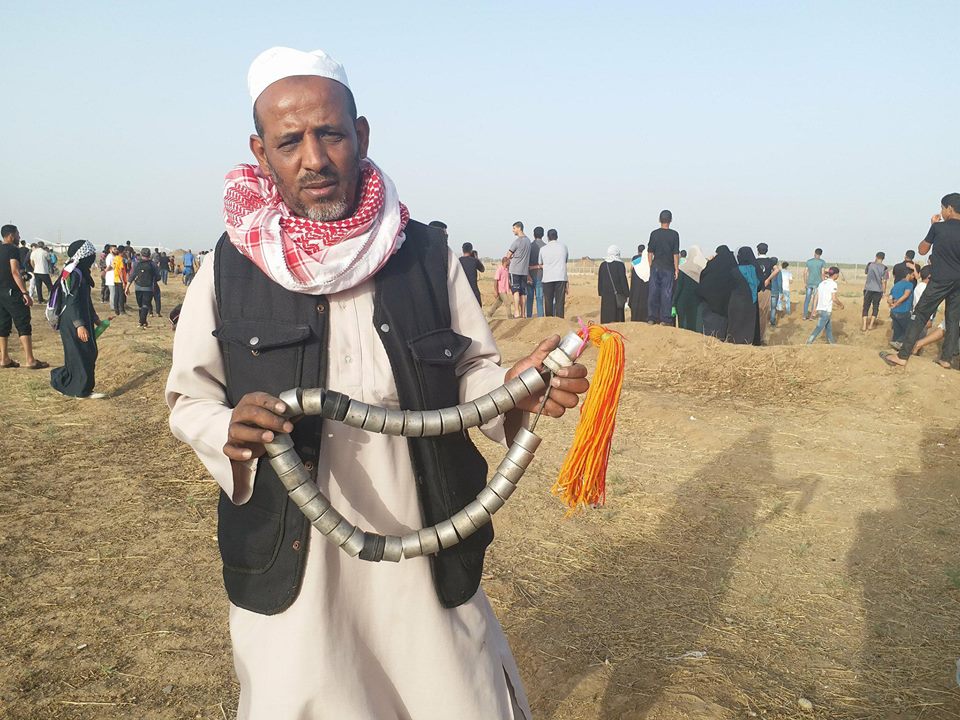 ابو عطايا يصنع مسبحة من قنابل الغاز