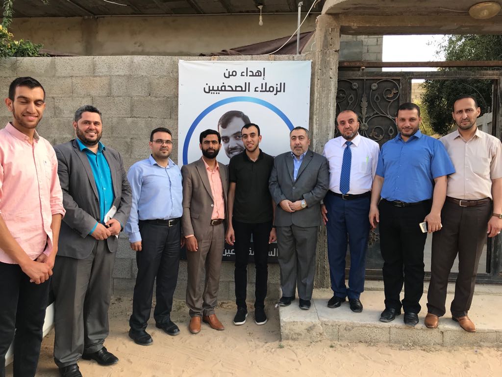 وفد قيادي إعلامي من حركة حماس يزور الصحفيين الجرحى والشهداء في عيد الفطر 