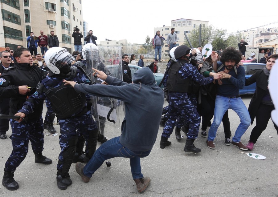 صورة ارشيفية لاعتداء السلطة على متظاهرين