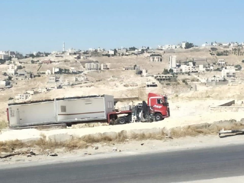 الاحتلال ينصب &quot;كرافانات&quot; لنقل سكان  الخان الأحمر