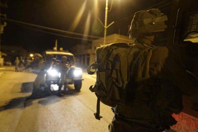 الاحتلال يعتقل 16مواطنا خلال اقتحامات في أنحاء الضفة