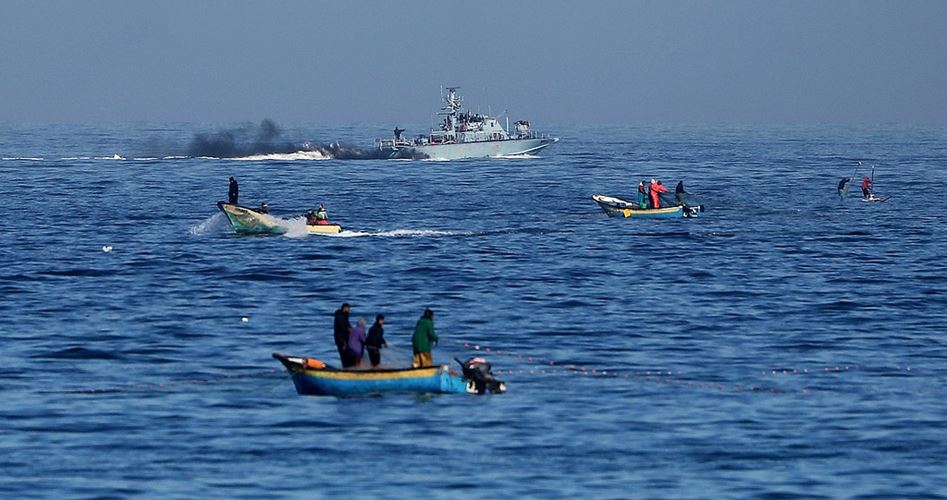 الاحتلال يستهدف بشكل يومي مراكب الصيد في بحر غزة