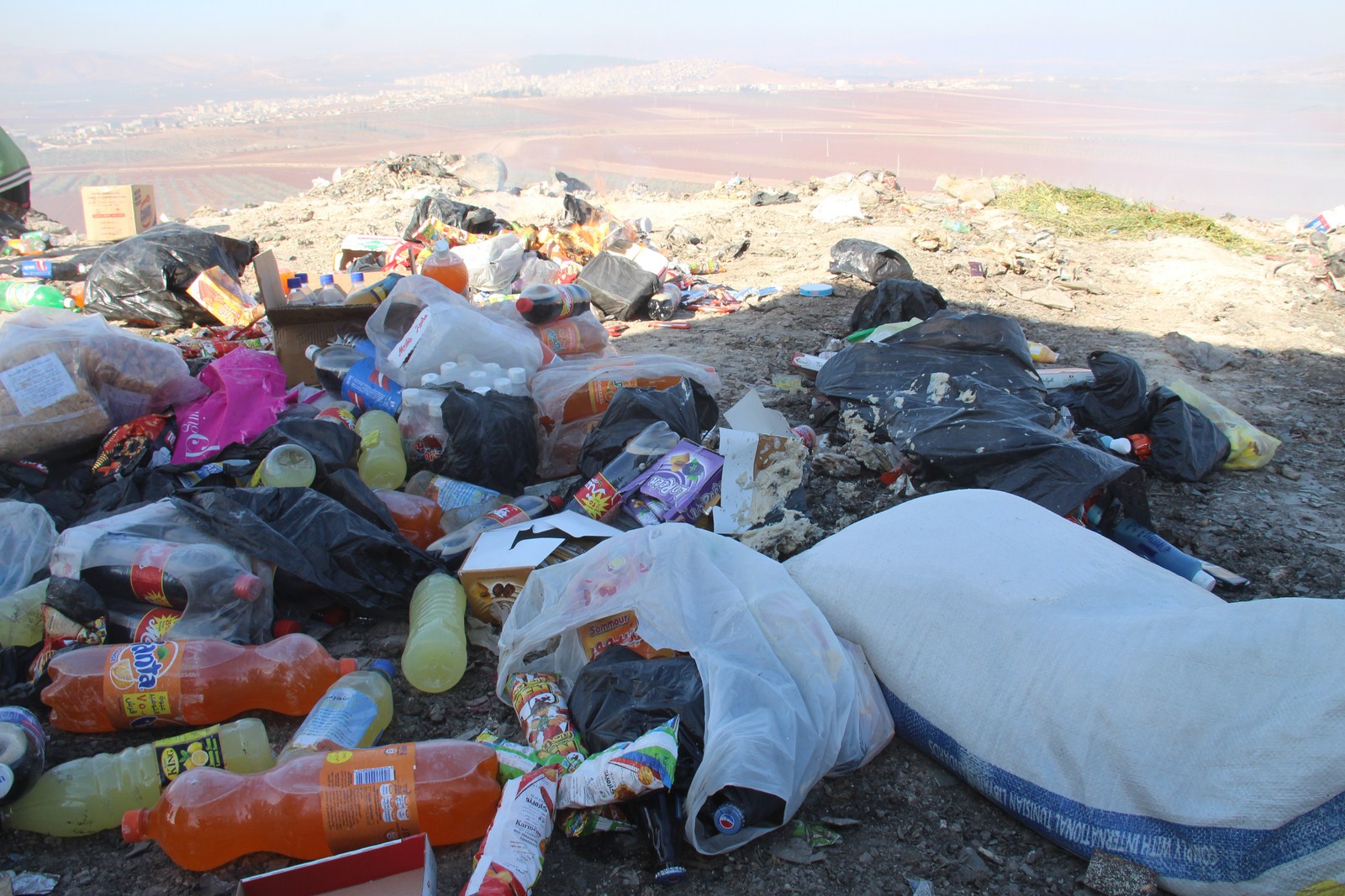 اتلاف مواد فاسدة بغزة