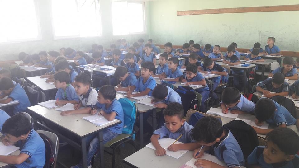تعاني مدارس أونروا من اكتظاظ أعداد الطلبة في الفصل