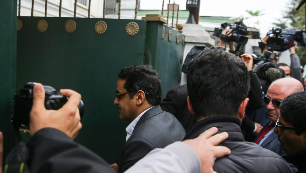 فريق التفتيش السعودي يدخل منزل القنصل السعودي تمهيدا للتفتيش (الأناضول)