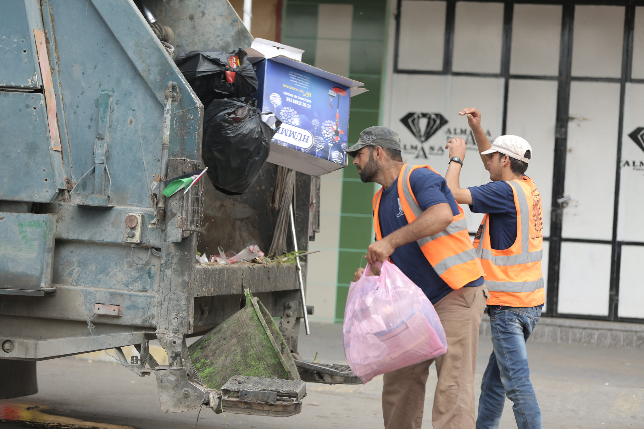 بلدية غزة تدعو لإخراج النفايات مبكرا وقبل الساعة 7 صباحا