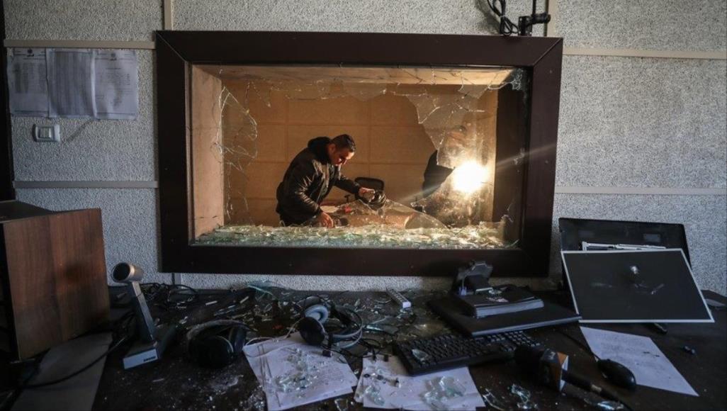 صورة للمقر بعد اقتحامه