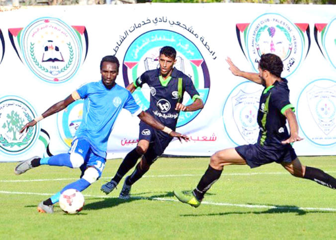 جانب من مباراة سابقة بين الشاطئ والهلال