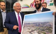 صورة للسفير الامريكي 