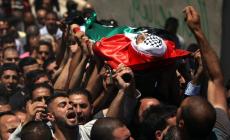 مواطنون يشعيون جثمان شهيد (ارشيفة)