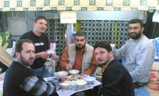 أسرى فلسطينيين يتناولون طعام الافطار في سجون الاحتلال