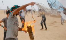 شبان يطلقون بالونات حرارية 