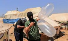 صورة ارشيفية لشبان يطلقون  بالونات الحارقة