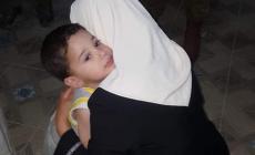 لحظة وداع الكاتبة الصحافية لمى خاطر لطفلها