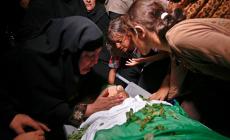 عائلة الشهيد أبو عيادة تلقي عليه النظرات الأخيرة