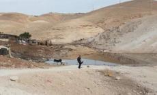 مستوطنون يغرقون الخان الأحمر بالمياه العادمة