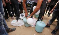 خلال تعبئة البالونات الحارقة بالغازات على حدود غزة