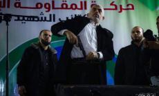 السنوار خلال تسلمه قطعة سلاح غنمها المجاهدون