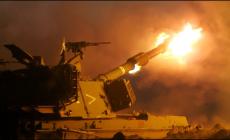 دبابة ميركافا الاسرائيلية اثناء تنفيذها قصف