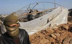 أحد عمال الأنفاق يخفي وجهه أمام عدسات الكاميرا