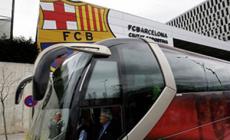 احدى الحافلات التي تقل فريق برشلونة