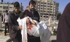 المشهراوي يحمل جثمان أخيه الصغير بعد استهدافه بصاروخ إسرائيلي في منزله