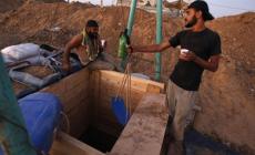 عمال غزيون أثناء عملهم في الأنفاق