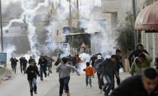 إصابة 30 طفلا بالاختناق جراء اعتداء المستوطنين على مدرسة الخليل