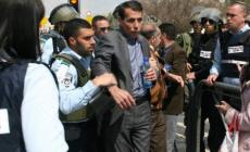 الوزير عبد القادر اثناء اعتقاله من قبل شرطة الاحتلال