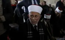 رئيس الأوقاف يتسلّم قراراً بابعاده 40 يوما عن الأقصى