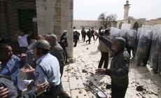 المعتكفون بالأقصى يتصدون لقرارات إخلاء المسجد