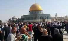 عشرات الاف المصلين يتوافدون الى الاقصى بالجمعة الاخيرة من رمضان