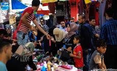 أسواق غزة: تخفيضات كبيرة وأموال قليلة ومحاولات للفرح