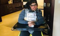 "أصيل المدني" عبقري على كرسي متحرك يدفعه الأمل