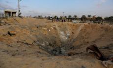 حفرة خلفها القصف الإسرائيلي على بيت عائلة السواركة في دير البلح، الشهر الماضي (أ.ب.)