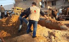 استخراج قنبلة من مخلفات الاحتلال من أحد المنازل بغزة تزن طناً