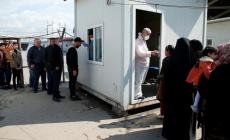 فحص طبي في معبر حدودي بأربيل في إقليم كردستان العراق (رويترز)