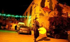 الاحتلال يمنع مسحراتي من العمل ويهدده بالاعتقال