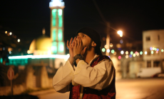 غزة.. كورونا يعجز عن تحييد "المسحراتي"