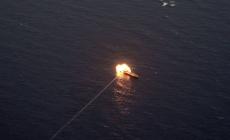 لحظة إصابة سفينة بصاروخ أُطلق خلال المناورة البحرية الإيرانية شمالي المحيط الهندي (رويترز)