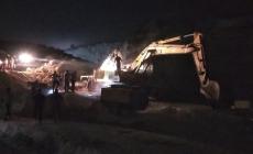 مستوطنون يحرقون جرافة ويخطون شعارات عنصرية جنوب نابلس