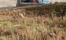 شبان يحرقون مركبة يشتبه باستخدامها في عملية حاجز زعترة