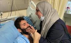 والدة الأسير المضرب "القواسمي" أثناء زيارته