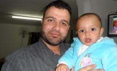 الأسير إسلام حامد مع أحد أطفاله-صورة أرشيفية