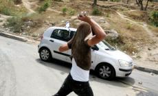 رشق سيارة مستوطنين بالحجارة