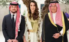 المهندس خالد بن مساعد آل سيف والد رجوه خطيبة ولي عهد الأردن إلى يمين الصورة