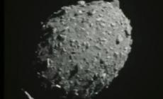 الكويكب "ديمورفوس" قبيل اصطدام المركبة الفضائية به (صورة من "ناسا" بواسطة أ.ب.)